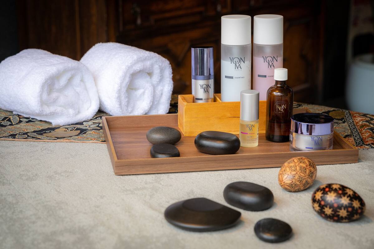 body treatments, facials, 1 treatment room