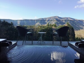 Erillinen kylpyamme ja suihku, lähdevesiallas, designer-hygieniatuotteet