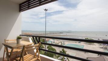 Deluxe Double Room with Sea View | ระเบียง