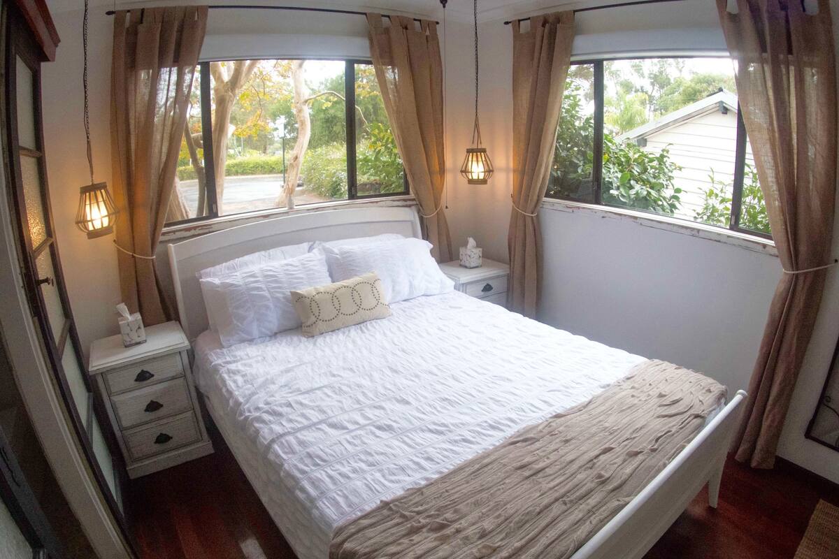Classic-Doppelzimmer, Gartenblick (The Singer Room ) | Hochwertige Bettwaren, individuell dekoriert, Schreibtisch