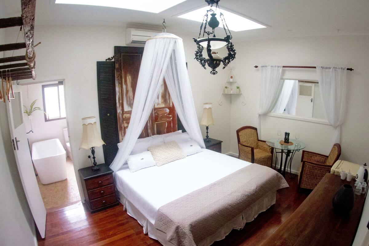 Traditional-Doppelzimmer, Badewanne (The Reef Room) | Hochwertige Bettwaren, individuell dekoriert, Schreibtisch