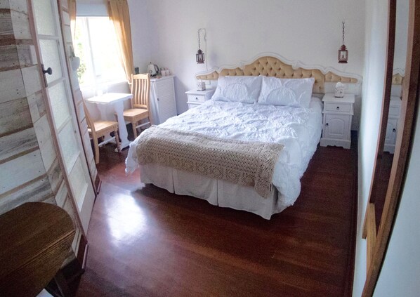 Romantisches Doppelzimmer, Gartenblick (Molly's Room) | Hochwertige Bettwaren, individuell dekoriert, Schreibtisch