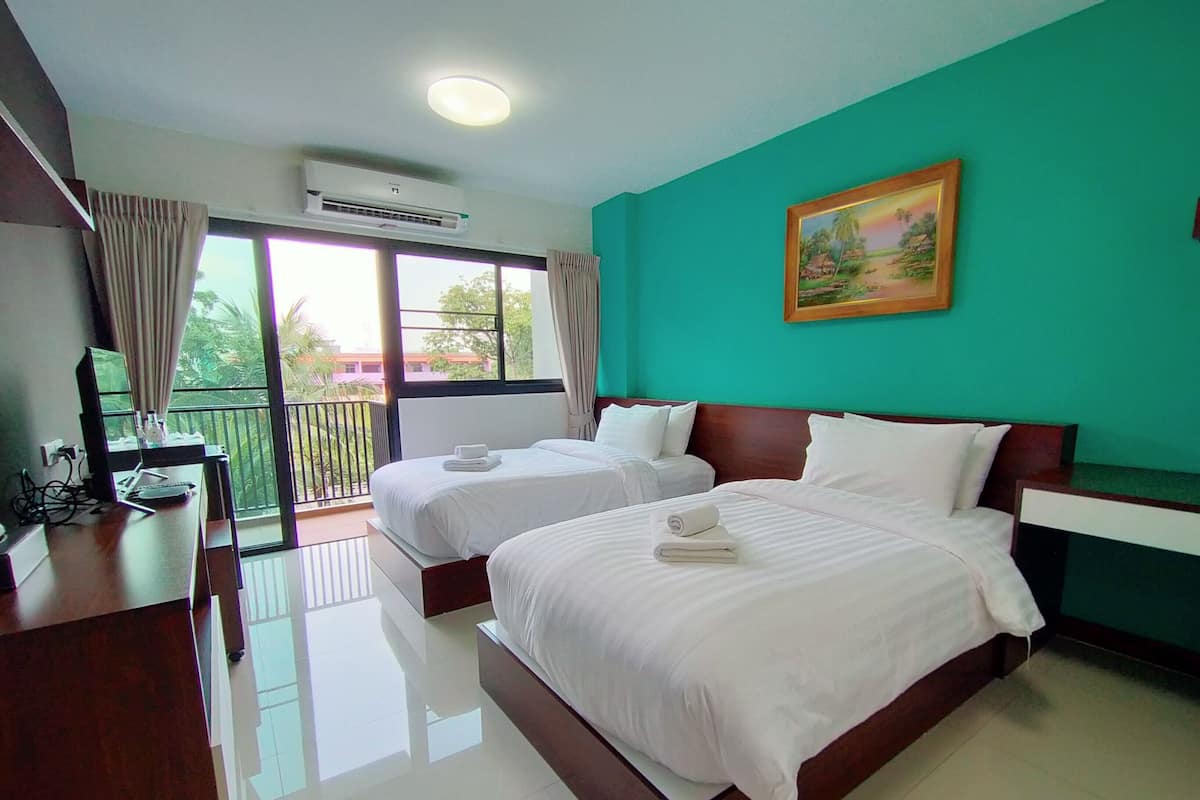 Seprai premium, minibar, brankas, dan meja kerja
