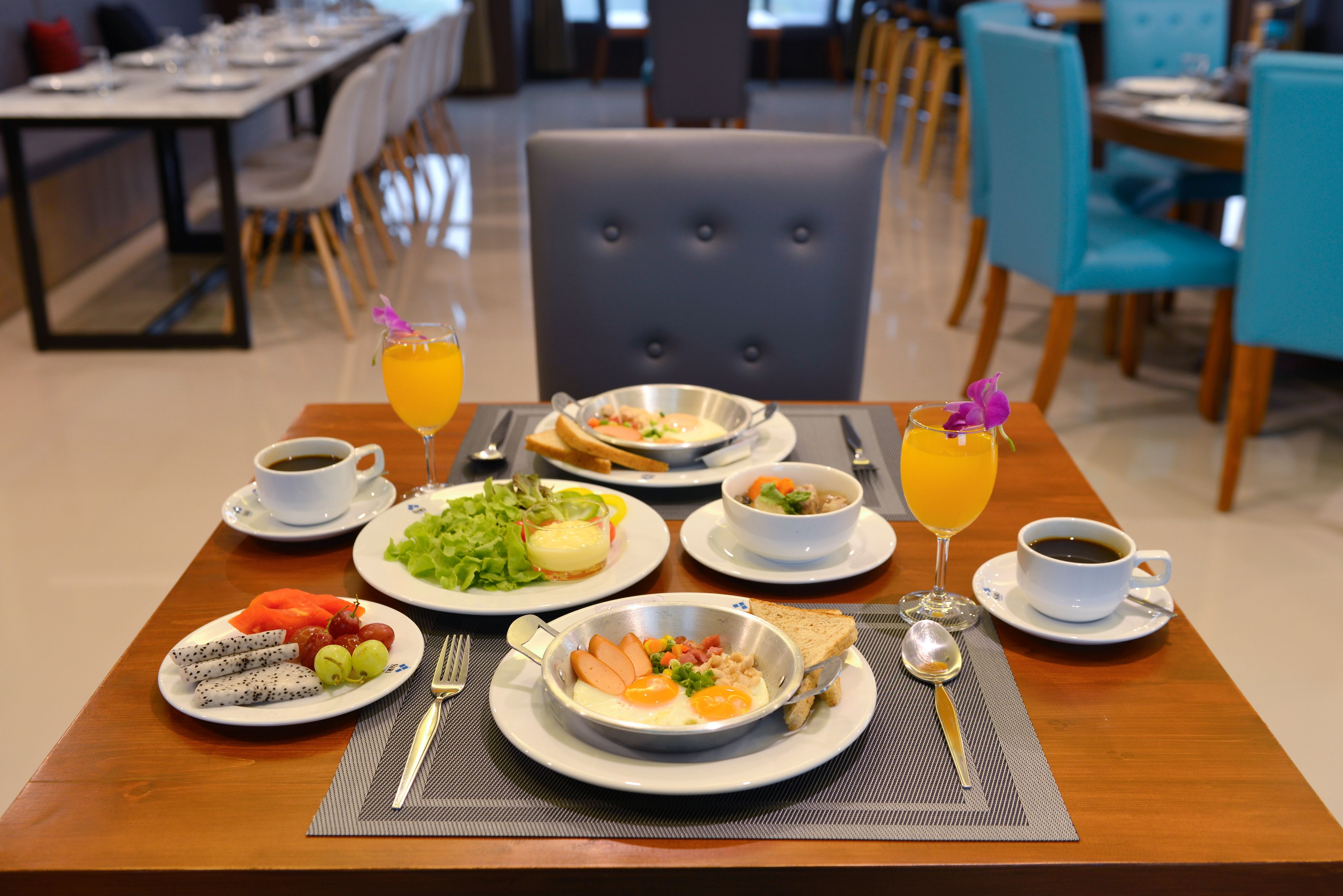 daily buffet breakfast (thb 200 per person)