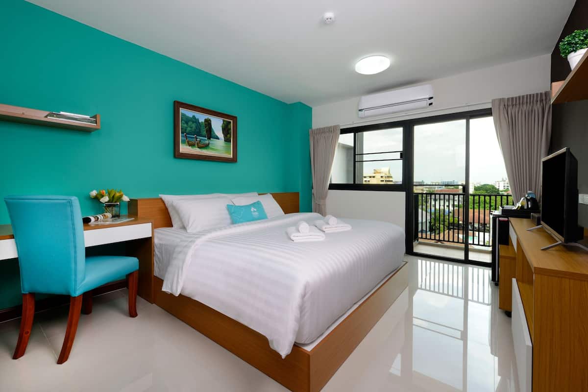 Superior Room | Seprai premium, minibar, brankas, dan meja kerja