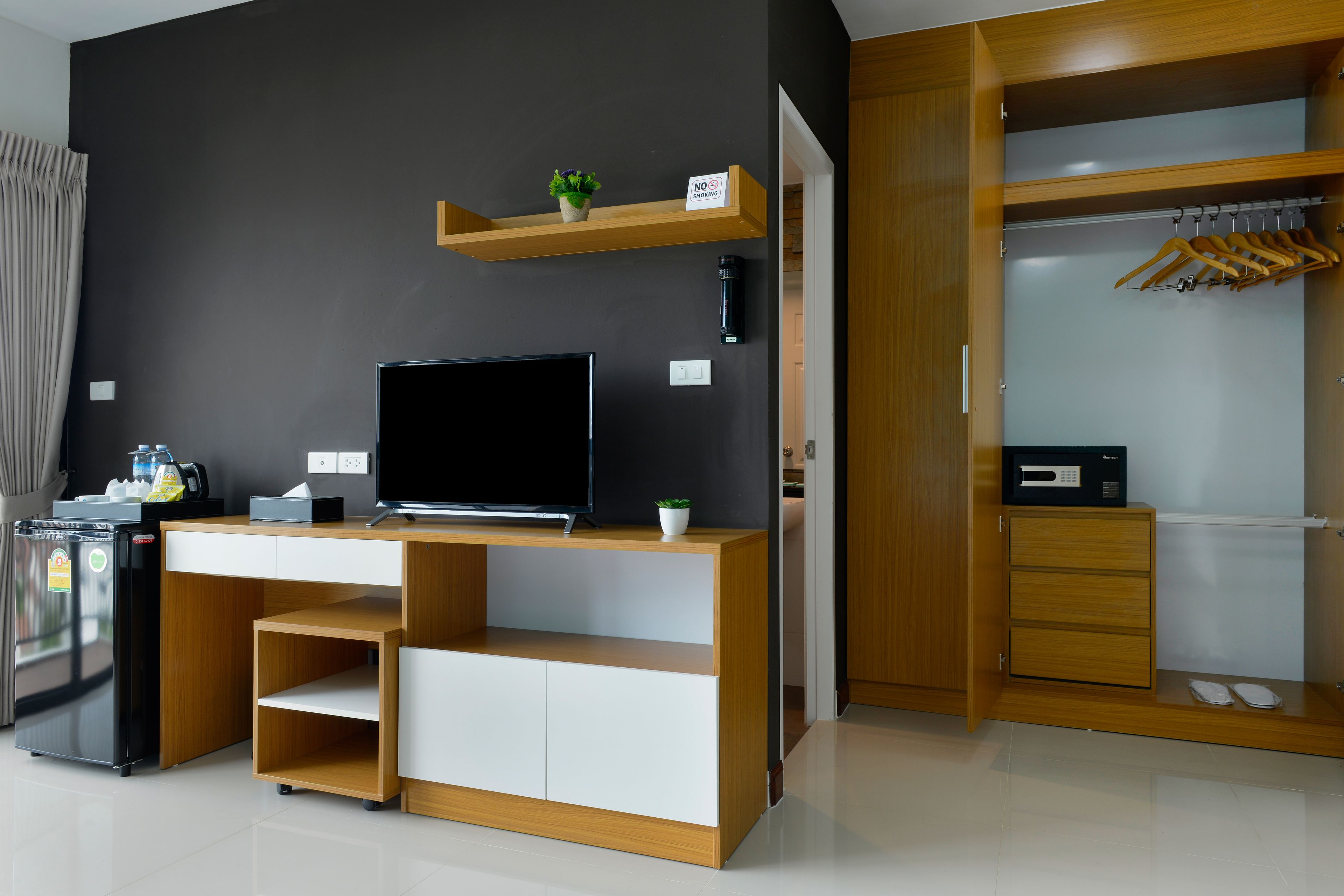 superior corner room | safe