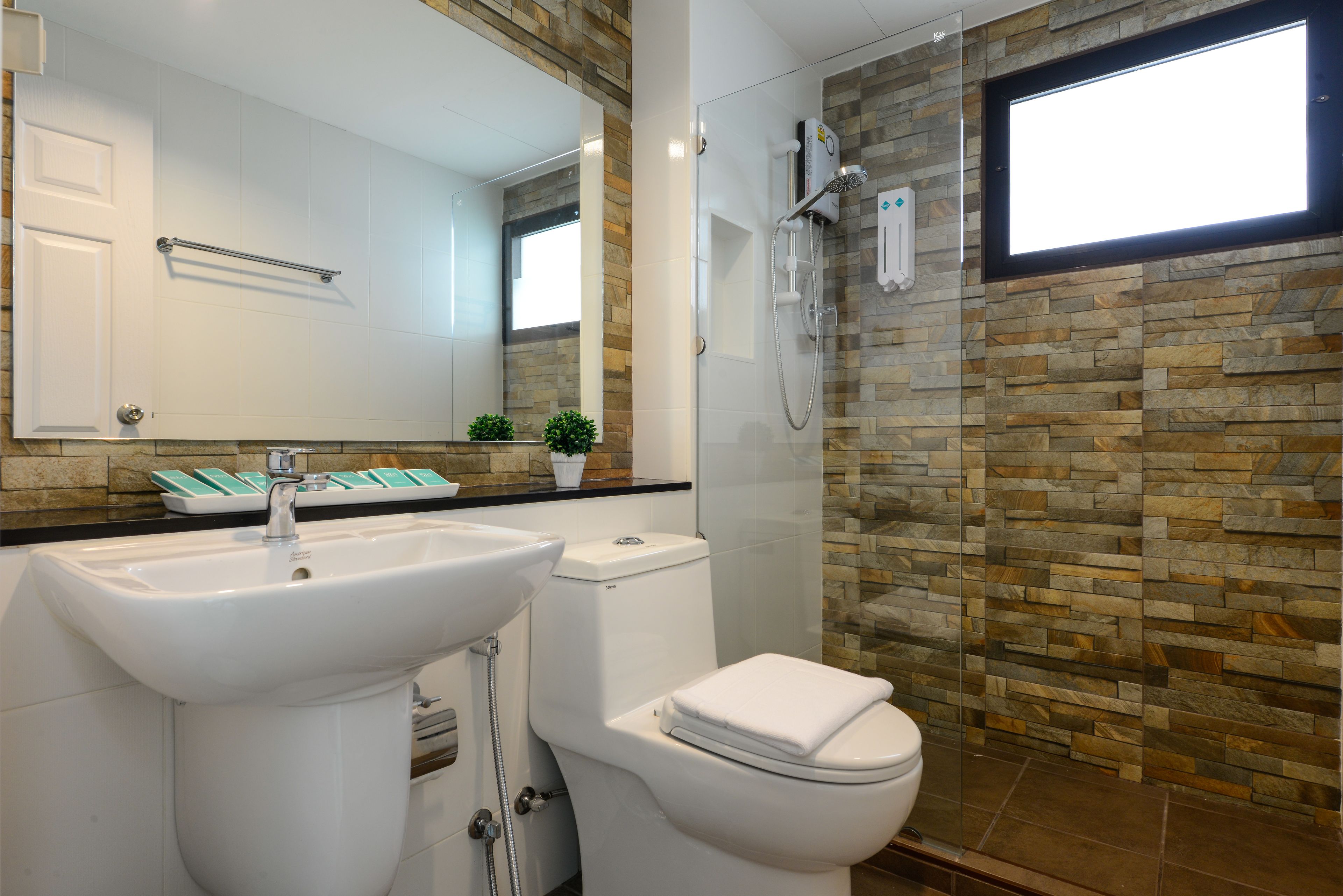 deluxe room, corner | bathroom | shower, free toiletries, hair dryer, slippers