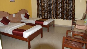Ein Hotelzimmer mit zwei Holzbett, einem Schreibtisch und einem Stuhl.