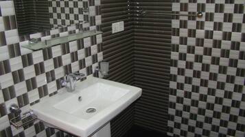 Basic Double Room, 1 Double Bed | Bathroom | Shower, towels