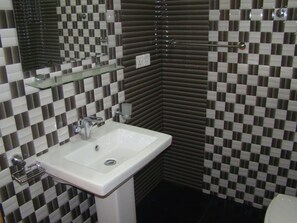 Basic Double Room, 1 Double Bed | Bathroom | Shower, towels