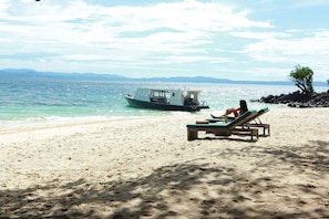 Privatstrand, weiĂer Sandstrand, Shuttle zum Strand, LiegestĂŒhle