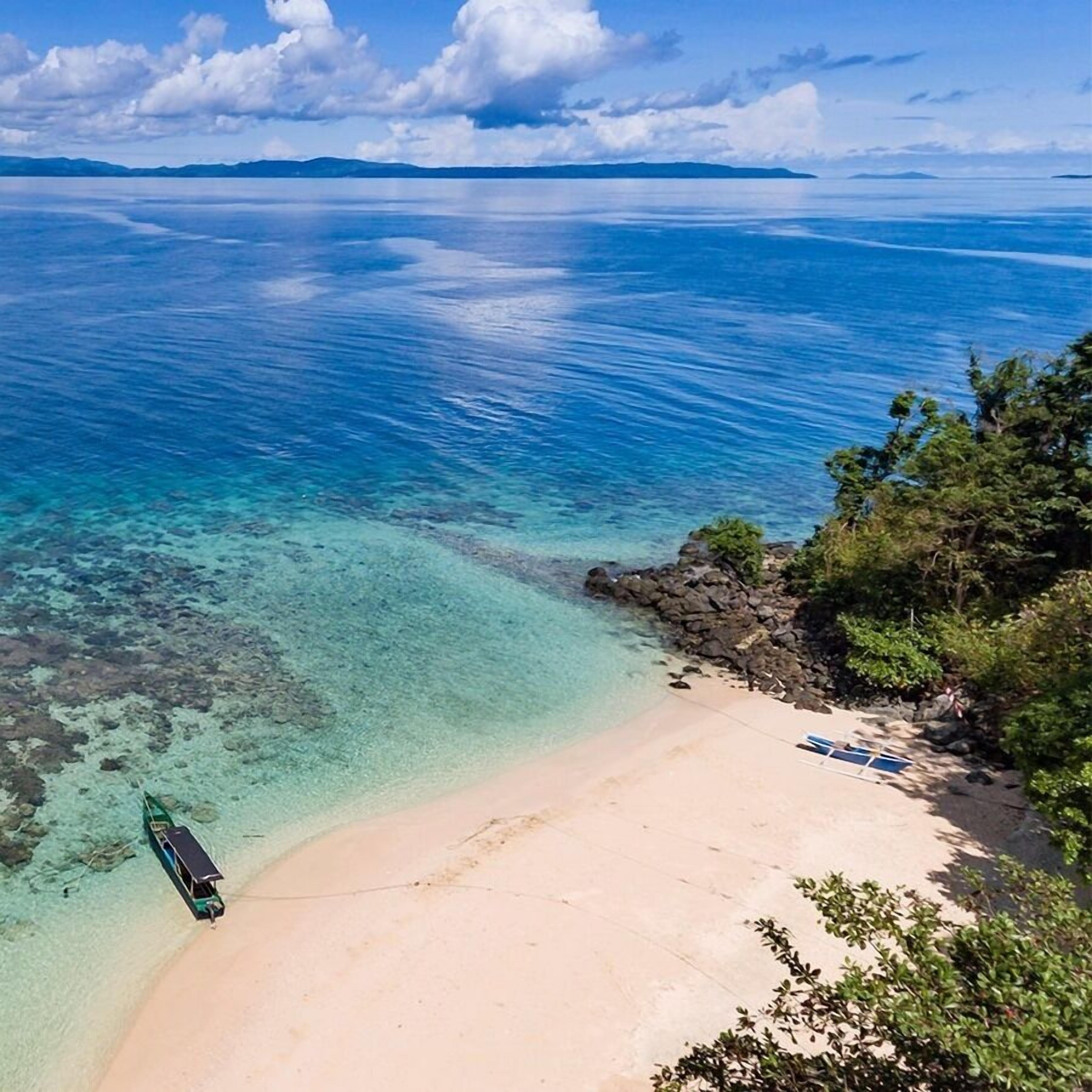 Plage privée, sable blanc, navette pour la plage, chaises longues