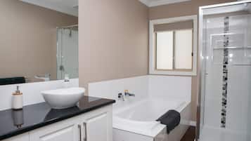 House, 2 Bedrooms (Bell’s Hideaway) | Bathroom | Towels