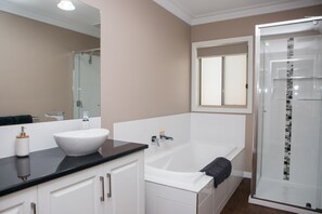 Casa, 2 habitaciones (Bell’s Hideaway) | Baño | Toallas 