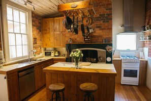 Cottage, 3 Bedrooms | Private kitchen