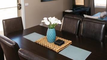 House, 2 Bedrooms (Bell’s Hideaway) | In-room dining