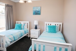House, 2 Bedrooms (Bell’s Retreat) | 1 bedroom, iron/ironing board, bed sheets - Bell's Cottage Collective (West Bendigo)