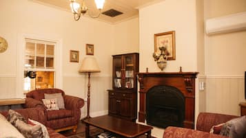 Cottage, 3 Bedrooms | Living room | Flat-screen TV