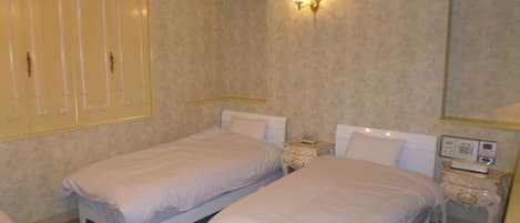 ツインルーム・ソファーベッド付き | 客室ごとに異なる装飾、遮光カーテン、WiFi (無料)、ベッドシーツ