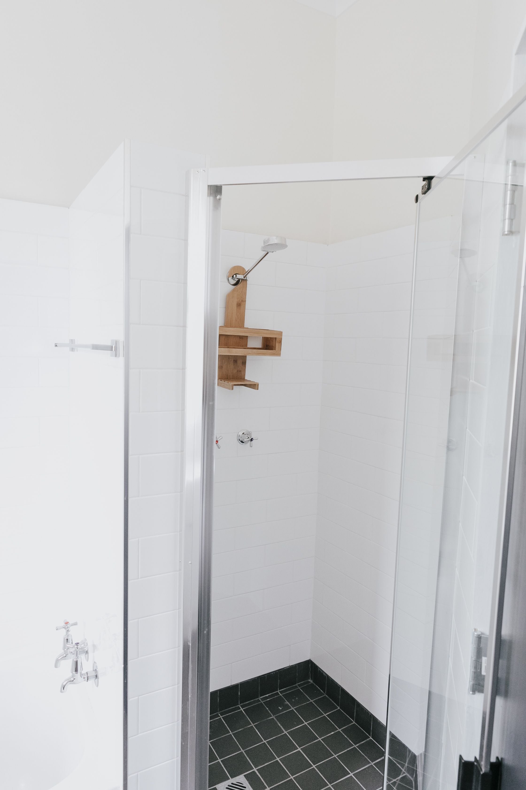 Suite – basic, 1 kingsize-seng, eget bad | Dusj på badet
