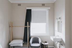 Habitació doble bàsica, 1 llit doble | Planxa i posts de planxar, wifi gratuïta i roba de llit 