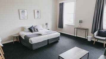 Suite bàsica, 1 llit de matrimoni gran, amb bany privat | Planxa i posts de planxar, wifi gratuïta i roba de llit