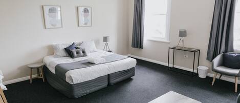 Suite – basic, 1 kingsize-seng, eget bad | Strykejern/-brett, wi-fi (inkludert) og sengetøy