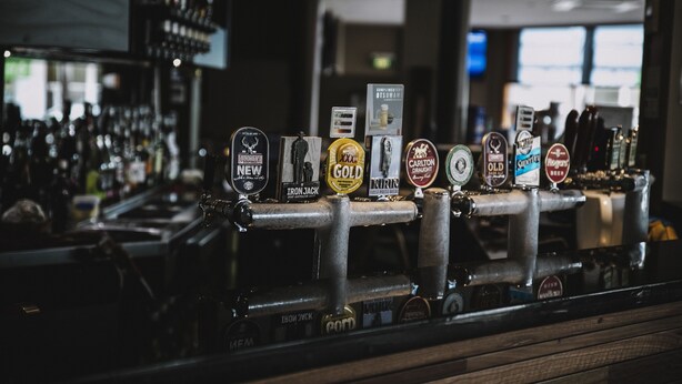 Un bar où l'on sert différentes marques de bière à la pression.
