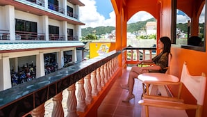 Ein Balkon mit Blick auf ein Gebäude und abgestellte Motorräder.