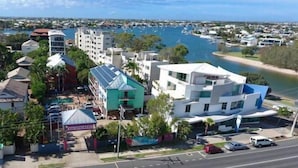 A coastal residential area with modern buildings, a marina, and a clear view of the sea. - Mooloolaba Backpackers (Mooloolaba)
