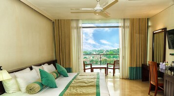 Deluxe-herbergi | Rúmföt af bestu gerð, öryggishólf í herbergi, skrifborð, aukarúm