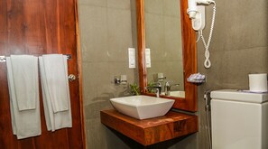 Deluxe Room | Bathroom - Oak Ray Heritage Hotel (Kandy)