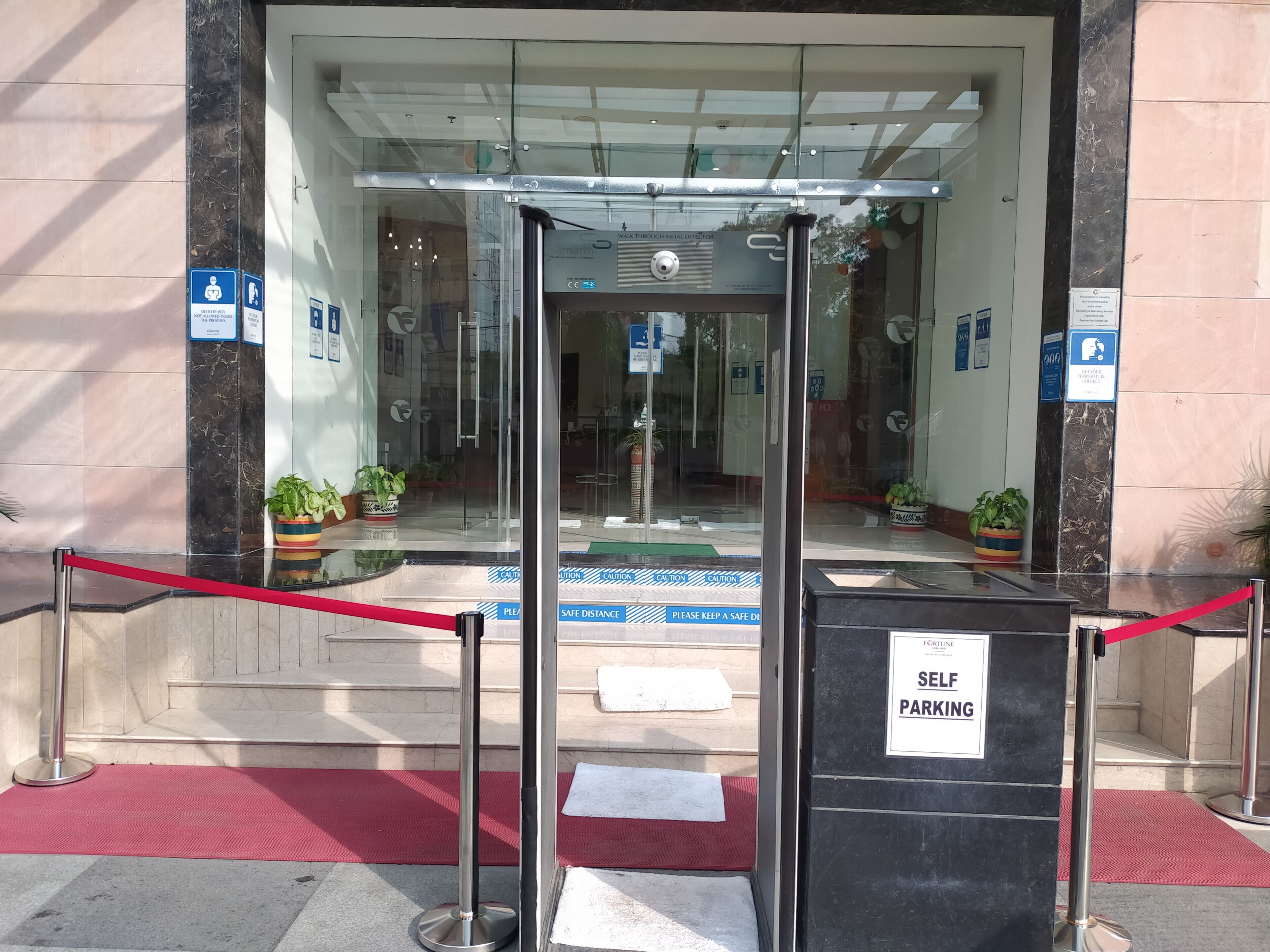 施設の正面