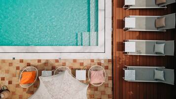 Outdoor pool, pool umbrellas, sun loungers