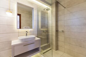 Junior-penthouselejlighed - 1 soveværelse - bjergudsigt - ved bjerg | Badeværelse | Bruser, gratis toiletartikler, hårtørrer, badekåber