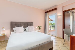 Suite familiar, 2 habitaciones, habitaciones comunicadas, en esquina | Caja fuerte, escritorio, espacio para trabajar con un portátil