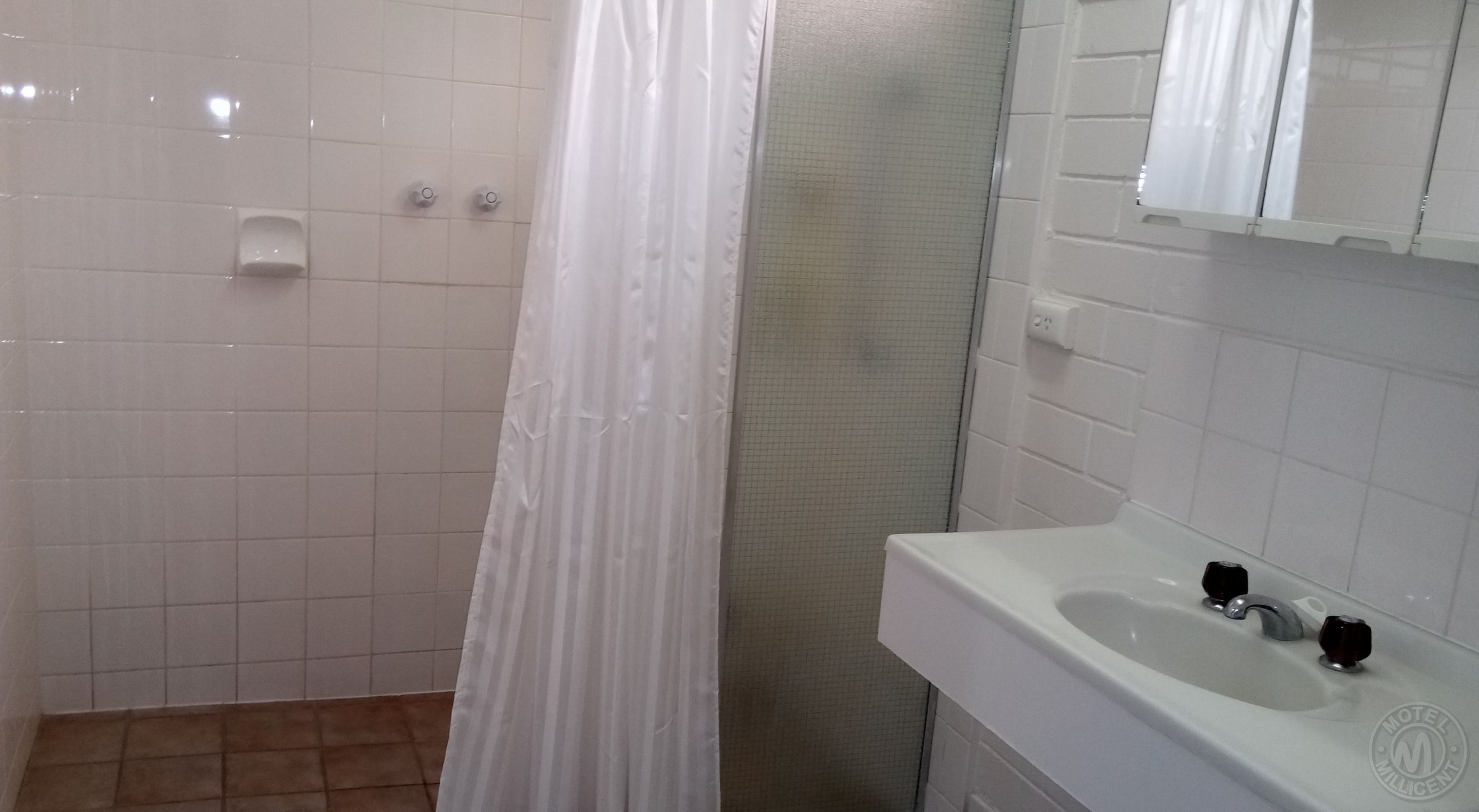 Standard-Studio, barrierefrei | Badezimmer | Kostenlose Toilettenartikel, Haartrockner, Handtücher