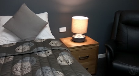 Standard Studio | Desk, free WiFi, bed sheets