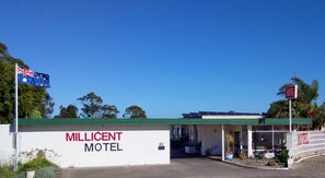 A motel with a sign reading "MILLICENT MOTEL" and a number "82" on the wall. - Millicent Motel (Millicent)