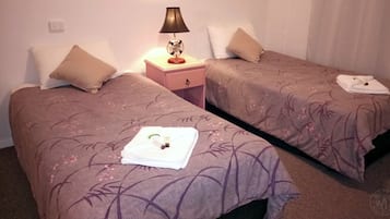 Chambre, 2 lits une place | Bureau, Wi-Fi gratuit, draps fournis