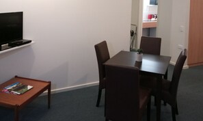 Superior Family Suite | In-room dining - Millicent Motel (Millicent)