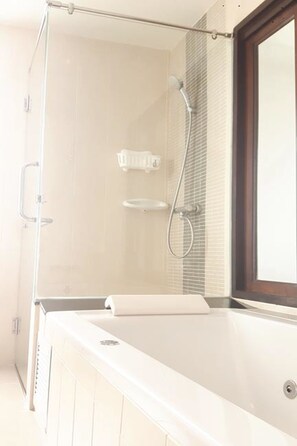 Deluxe Triple Room with Private Pool | حمام | مستلزمات مجانية للعناية الشخصية، مجففات شعر، خف للقدمين، مناشف