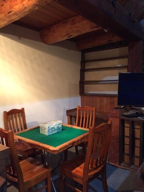 TV, fireplace, DVD player - Galaxy Lounge (Burkes Pass)