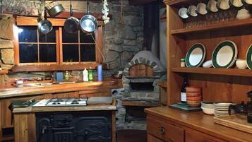 Casa, 5 habitaciones | Cocina privada | Refrigerador con congelador, microondas, horno y parrilla de estufa