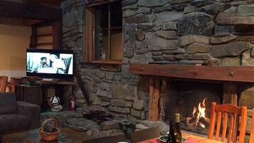 House, 5 Bedrooms | In-room dining