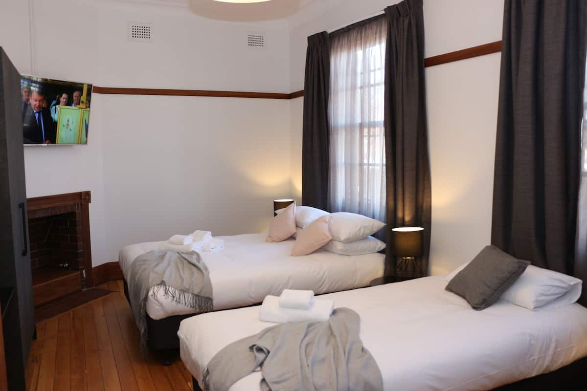 Queen Single Room, Shared Bathroom | Desk, blackout drapes, WiFi (free), bed sheets
