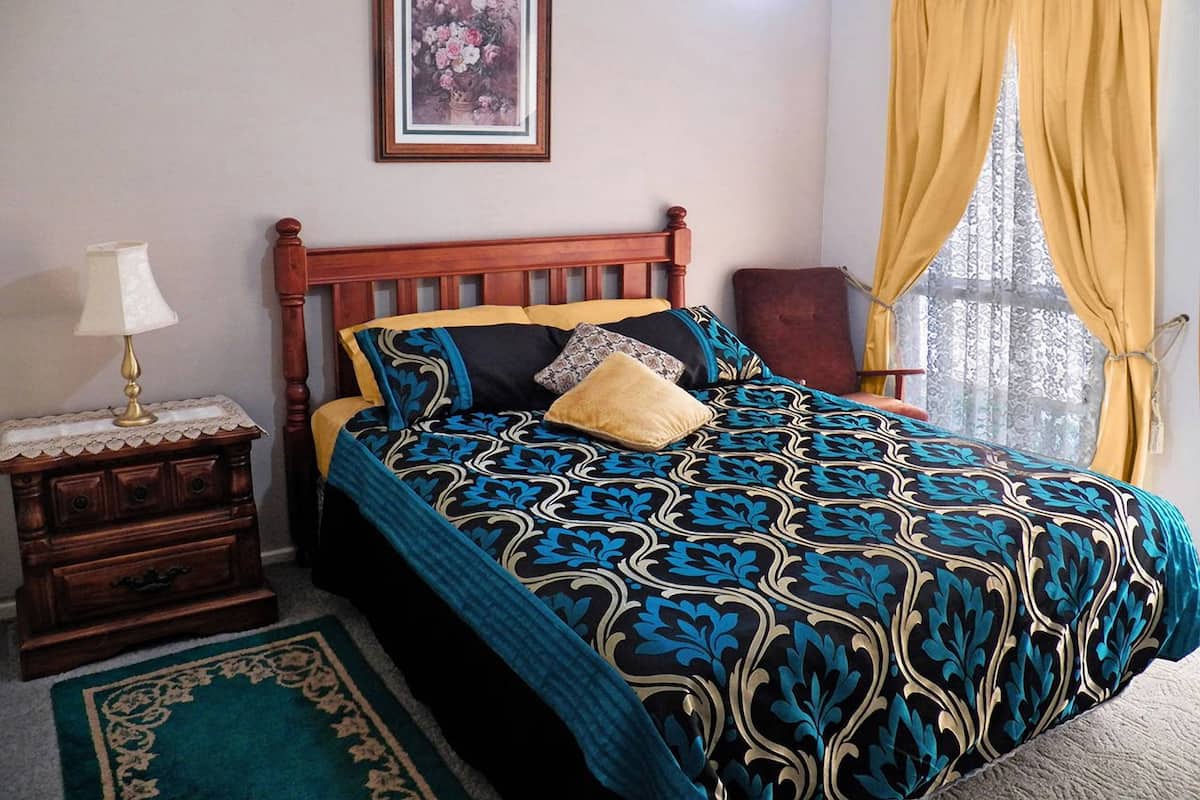 Room with Private Bath and Walk-in Closet | Premium bedding, iron/ironing board, free WiFi, bed sheets