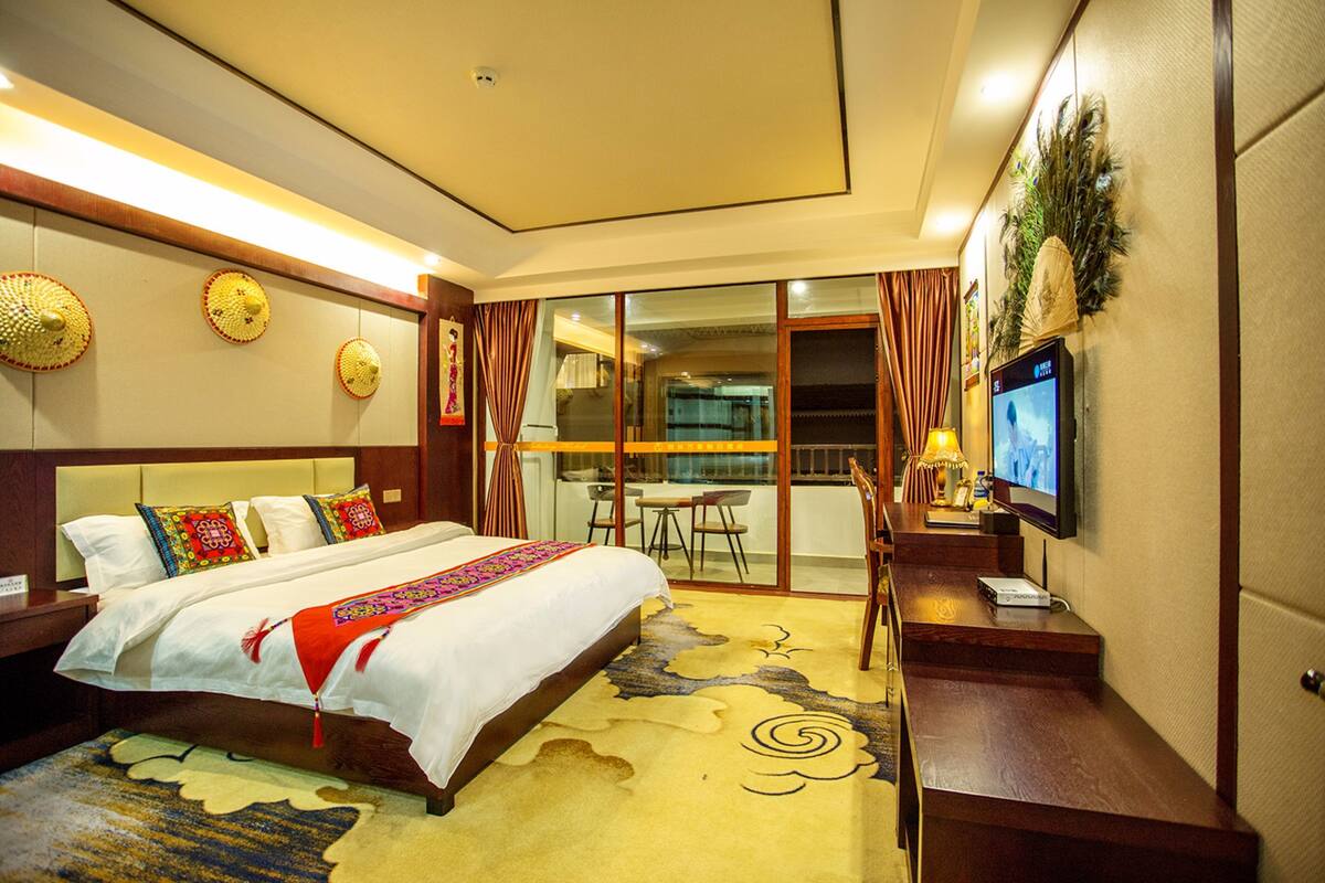 Minibar, desk, blackout curtains, free WiFi