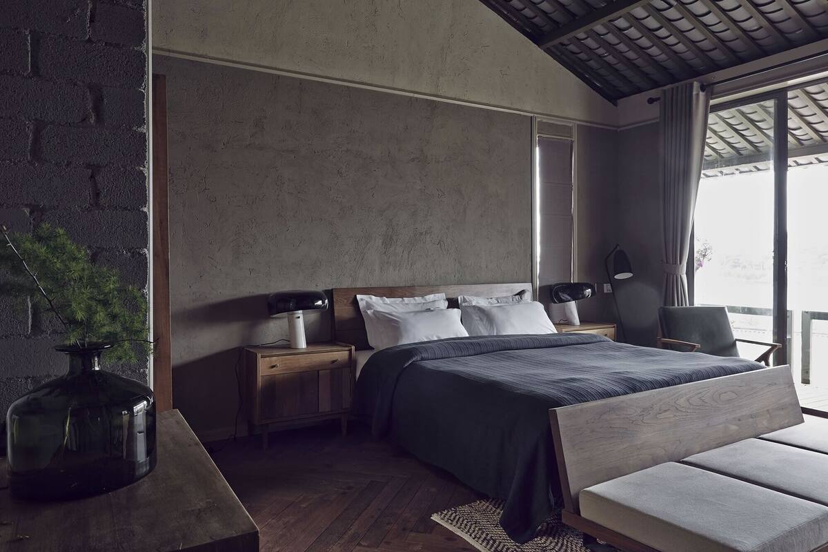 Minibar, desk, blackout curtains, free WiFi