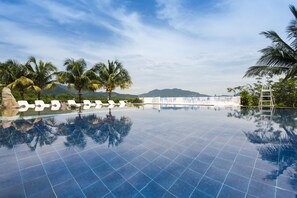 4 outdoor pools, open 7 AM to 8 PM, pool umbrellas, pool loungers